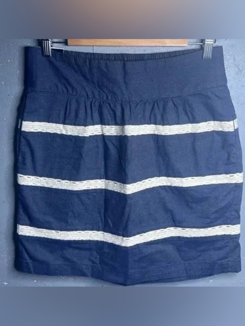 Banana Republic chambray skirt in size 4. NWT